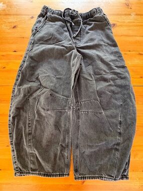 Old Navy Women's Wide Leg Barrel Jeans in Weathered Charcoal Gray